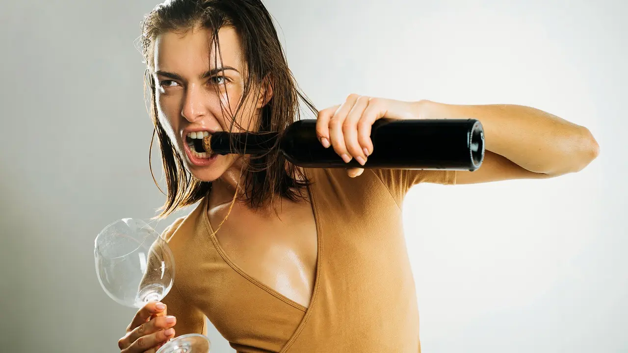 Como abrir garrafa de vinho sem saca-rolhas?