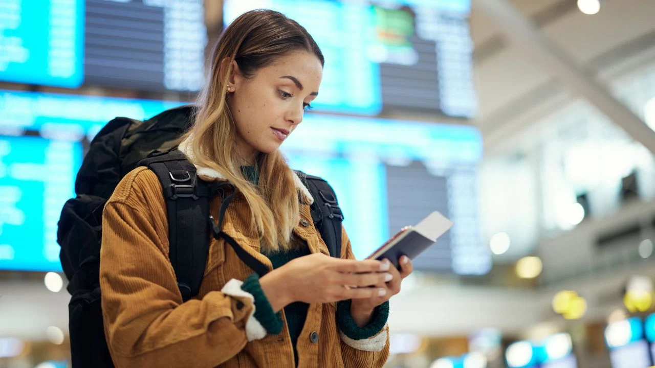 O C6 Bank e a Smiles estão com uma promoção que pode interessar a quem gosta de acumular milhas para viajar. Até o dia 7 de setembro de 2025, novos clientes que abrirem uma conta no banco digital utilizando o código promocional C6SMILES67 receberão um bônus de 6 000 milhas Smiles.A campanha é voltada exclusivamente para quem ainda não possui conta no C6 Bank. Para participar, é preciso seguir algumas etapas simples que garantem a elegibilidade ao benefício. Como participar O cliente precisa abrir a conta corrente no C6 Bank e, em até 20 dias após essa abertura, ativar a C6 Conta Global. Além disso, é obrigatório ter uma conta Smiles ativa vinculada ao mesmo CPF da conta aberta no banco. O procedimento pode ser resumido da seguinte forma: Baixar o aplicativo do C6 Bank e iniciar a abertura de conta. Inserir o código promocional C6SMILES67 durante o cadastro. Concluir a abertura da conta até 7 de setembro. Dentro de 20 dias, ativar a C6 Conta Global pelo próprio aplicativo. Se todas as etapas forem cumpridas, as milhas serão creditadas automaticamente até o dia 30 de outubro de 2025. O prazo de validade do bônus dependerá da categoria Smiles em que o cliente estiver inserido. Regras que merecem atenção A promoção é limitada a 6 000 milhas por CPF e válida apenas para novos clientes. Ou seja, quem já tem conta no banco não pode participar. Outro ponto importante é que o CPF utilizado para abrir a conta precisa ser o mesmo cadastrado na Smiles, caso contrário as milhas não serão liberadas. Vale lembrar também que o crédito não acontece de forma imediata. As milhas serão depositadas em lote até o fim de outubro, o que exige um pouco de paciência de quem aderir à oferta. Vantagens adicionais para quem se tornar cliente O atrativo não está apenas no bônus inicial. O C6 Bank mantém o programa de pontos próprio, chamado C6 Átomos, que funciona de forma permanente e gratuita. Nesse sistema, cada compra feita com os cartões do banco acumula pontos que nunca expiram. Esses pontos podem ser usados de diferentes maneiras: para trocar por produtos, converter em cashback, abater faturas ou transferir para programas de milhagem, incluindo a Smiles. As taxas de acúmulo variam conforme o tipo de cartão escolhido. No cartão básico, cada real gasto rende 0,05 ponto. A versão Platinum pode oferecer até 0,45 ponto por real, enquanto o Mastercard Black chega a 2,5 pontos por dólar. Já o cartão Carbon, também da linha Black, acumula até 3,5 pontos por dólar. Essa diversidade permite que cada cliente escolha a modalidade que melhor se encaixa em seu perfil de consumo. Estratégias para aproveitar melhor Quem viaja com frequência, sobretudo para a Europa, pode usar essa promoção como um impulso inicial para acumular milhas. O bônus de 6 000 pontos já garante uma boa base, e quando somado aos pontos do programa Átomos, pode reduzir bastante o tempo necessário para emitir uma passagem aérea. Outro detalhe é que o C6 Bank costuma participar de campanhas de transferência bonificada. Nesses períodos, os pontos transferidos do Átomos para programas como a Smiles recebem acréscimos que podem chegar a 70%. Isso significa que, com planejamento, o cliente pode multiplicar de forma considerável a quantidade de milhas acumuladas. Para aproveitar ao máximo, o ideal é: confirmar se a conta Smiles está ativa no mesmo CPF, abrir a conta dentro do prazo da promoção, ativar a Conta Global em até 20 dias e acompanhar o crédito até o final de outubro. Também vale a pena observar futuras campanhas de bonificação, que podem aumentar ainda mais os ganhos. Detalhes que não podem passar despercebidos Apesar de vantajosa, a promoção não deve ser encarada como um benefício isolado. É preciso avaliar se faz sentido abrir uma nova conta apenas pelo bônus, já que a oferta é exclusiva para quem ainda não é cliente. Outro ponto é o prazo de validade das milhas na Smiles, que varia de acordo com a categoria do participante. Quem não costuma usar o programa com frequência precisa planejar bem o uso para não correr o risco de perder o crédito. Já os pontos Átomos acumulados no C6 não possuem validade, o que traz maior segurança a longo prazo. Dessa forma, mesmo que o cliente não utilize imediatamente as milhas da promoção, ainda pode continuar acumulando pontos de forma contínua para converter em viagens futuras. Relevância para viajantes entre Brasil e Grécia A Smiles, por meio de companhias aéreas parceiras, permite resgatar passagens para diversos destinos na Europa, incluindo a Grécia. Para quem viaja regularmente entre os dois países, acumular milhas é uma estratégia que ajuda a reduzir custos e ampliar opções de resgate. Nesse contexto, o bônus de 6 000 milhas funciona como um incentivo adicional. Ele pode não ser suficiente, sozinho, para emitir uma passagem internacional, mas contribui para encurtar o caminho até um bilhete prêmio. Somado aos pontos Átomos e a possíveis bonificações em transferências, esse acúmulo pode fazer diferença significativa no planejamento de viagens entre Brasil e Grécia.