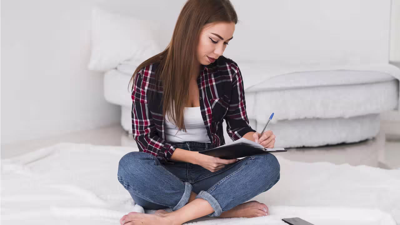 Técnica de anotar os pensamentos antes de dormir promete melhorar os seus dias