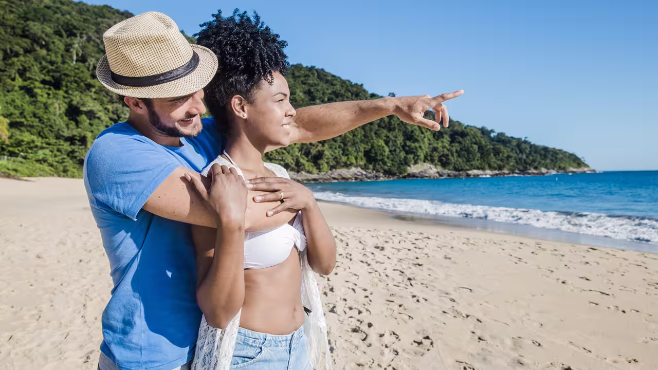 Casal na praia no Brasil.