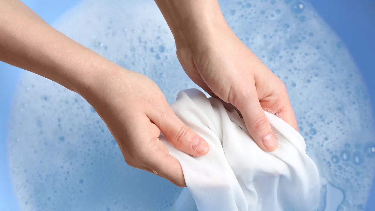 3 ingredientes que você tem em casa deixam sua roupa branquinha de novo