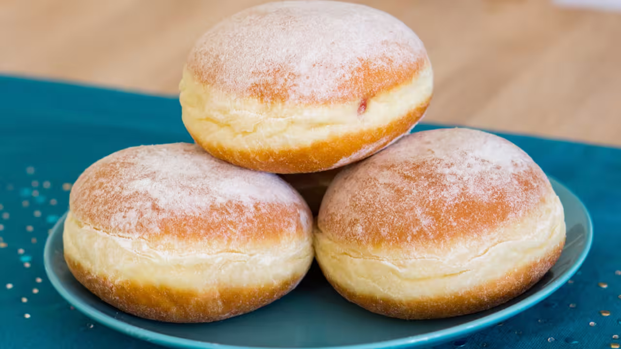 Doce sonho com recheio de creme de limão.