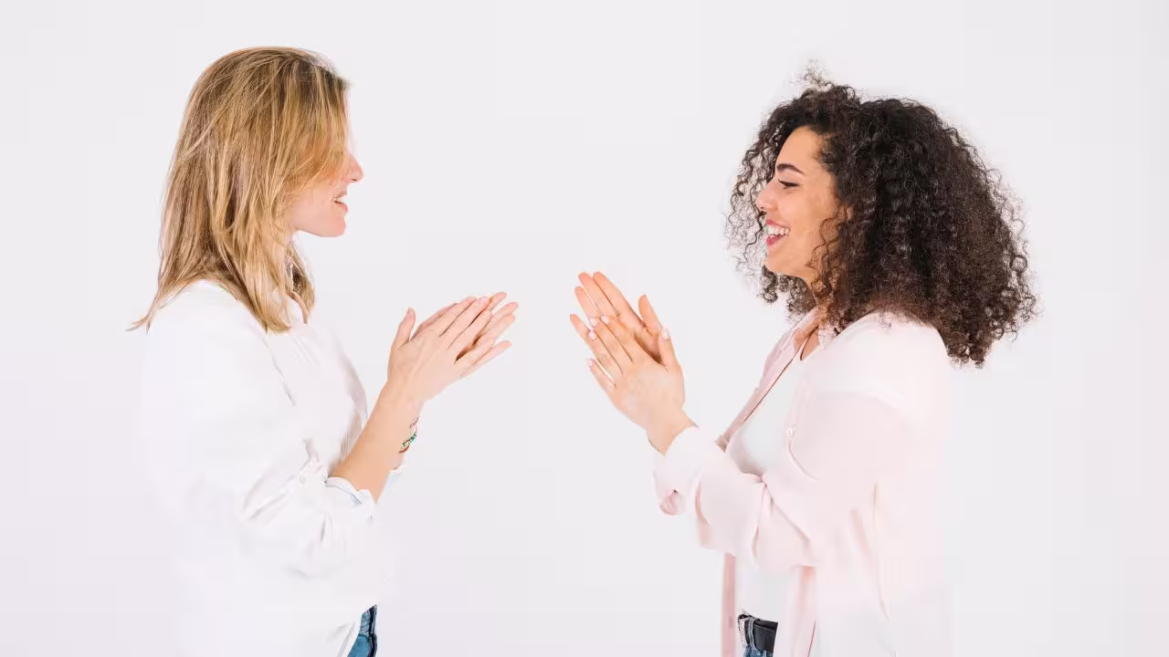 Mexe muito as mãos ao falar? Veja o que isso revela sobre você