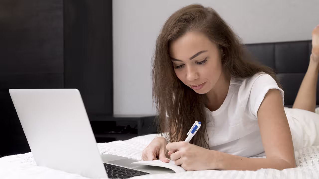 Técnica de anotar os pensamentos antes de dormir promete melhorar os seus dias