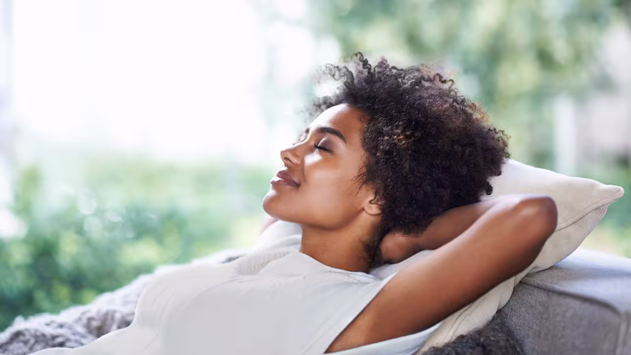 Mulher relaxando e feliz.