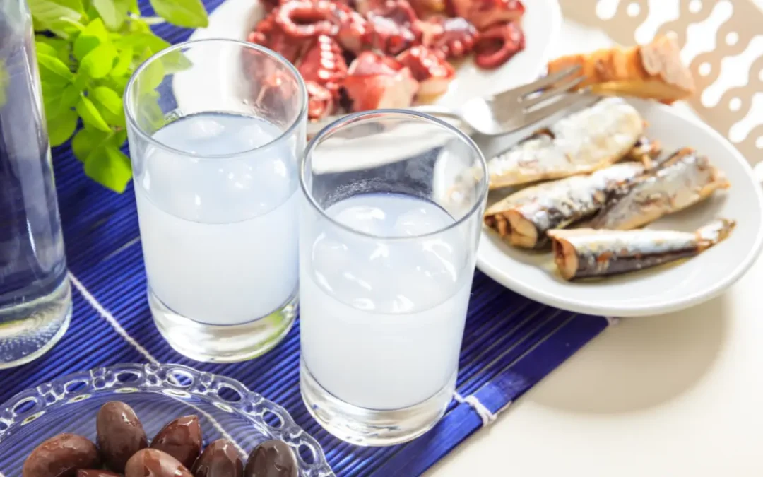 Por que os gregos nunca tomam Ouzo sozinhos? Veja o que é e como tomar do jeito certo