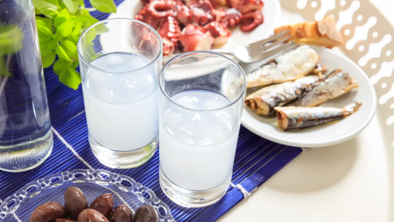 Ouzo: tradição, cultura e rituais em torno da bebida grega.