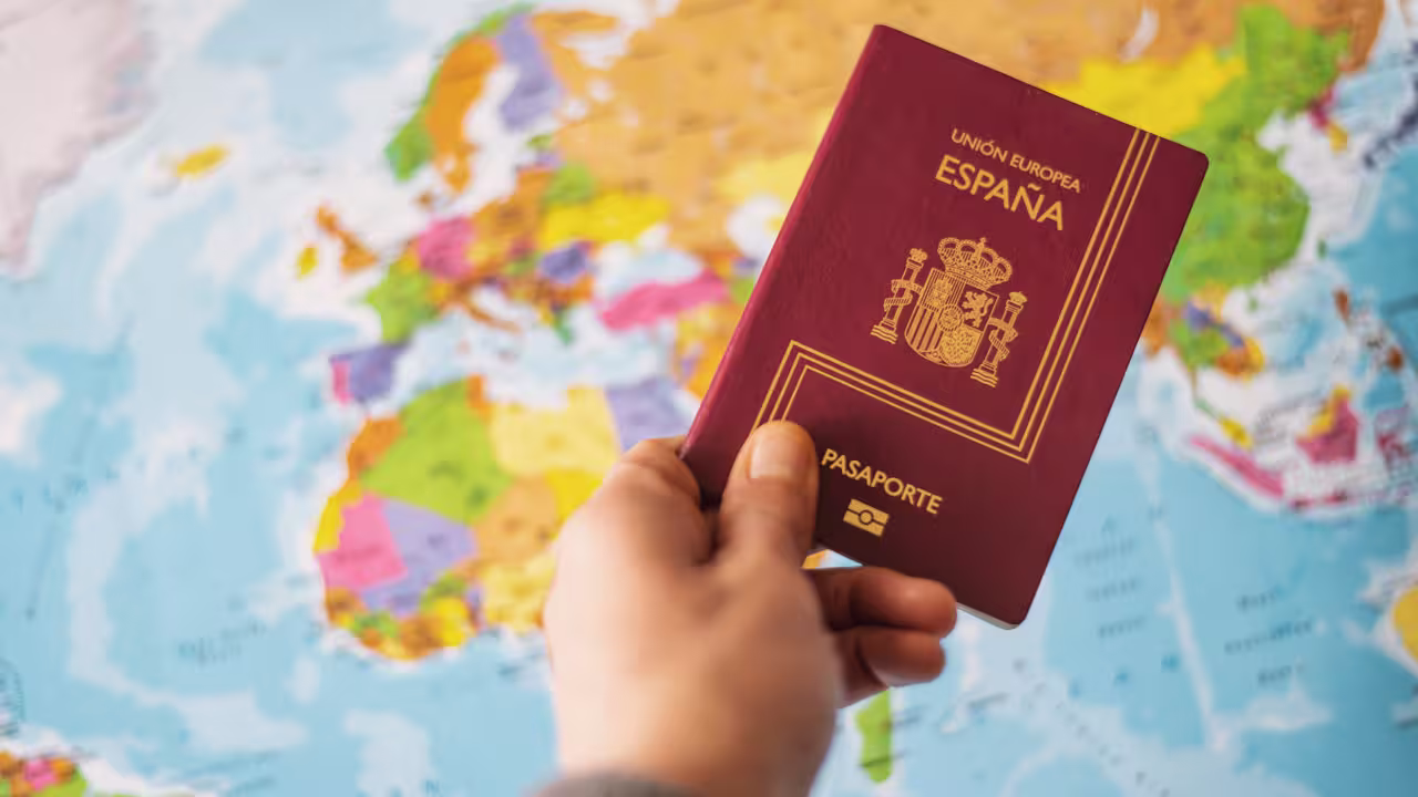 Passaporte da Espanha e mapa ao fundo.
