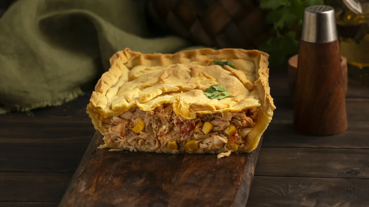 Torta salgada de frango deliciosa.