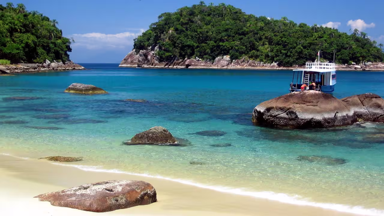 Imagem de praia em Ubatuba.
