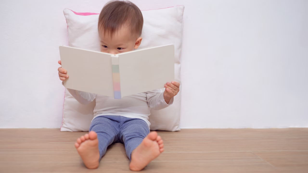 Bebê lendo livro.