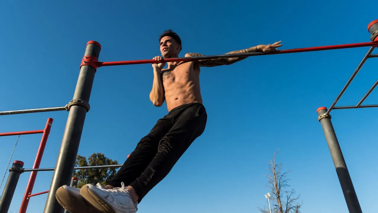 Homem praticando calistenia.
