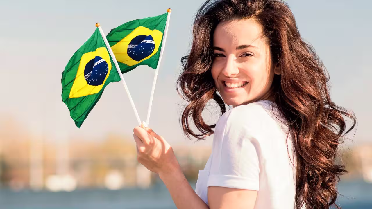 Mulher segurando a bandeira do Brasil.