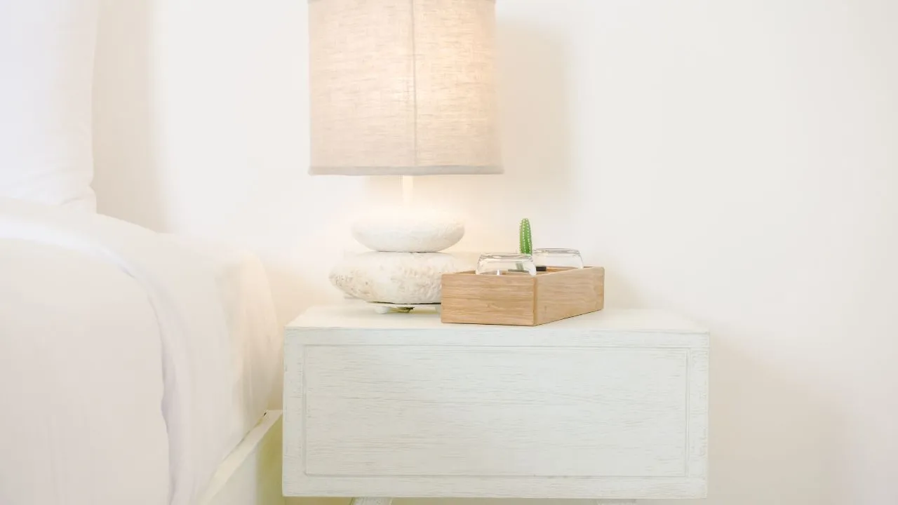 Adeus mesinha de cabeceira no quarto? Veja a nova tendência do momento