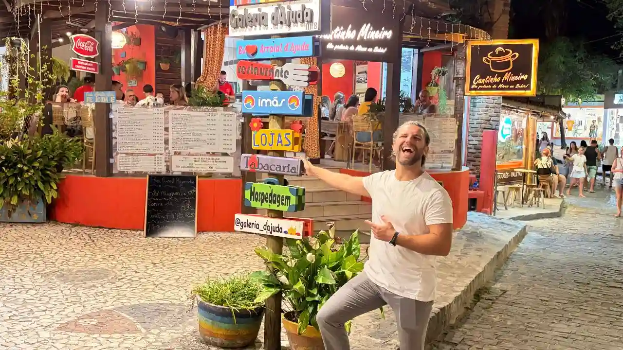 Andando pela Rua Mucugê em Arraial D'Ajuda. Foto: Brazil Greece.