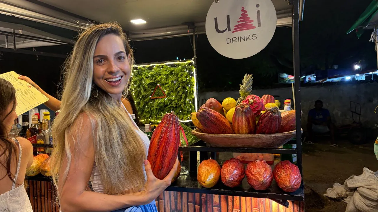 Tomando um Drink de Cacau e Arraial D'Ajuda. Foto: Brazil Greece.