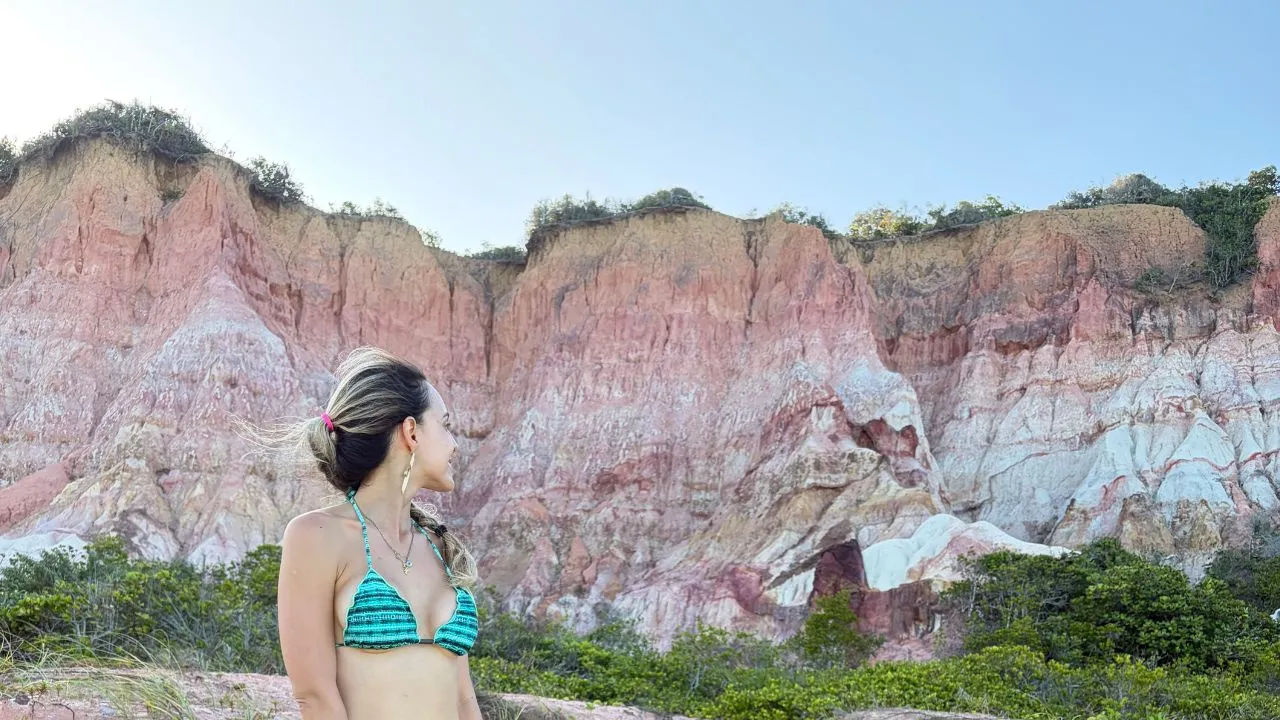 Na praia de Pitinga com as falésias em Arraial D'Ajuda. Foto: Brazil Greece.